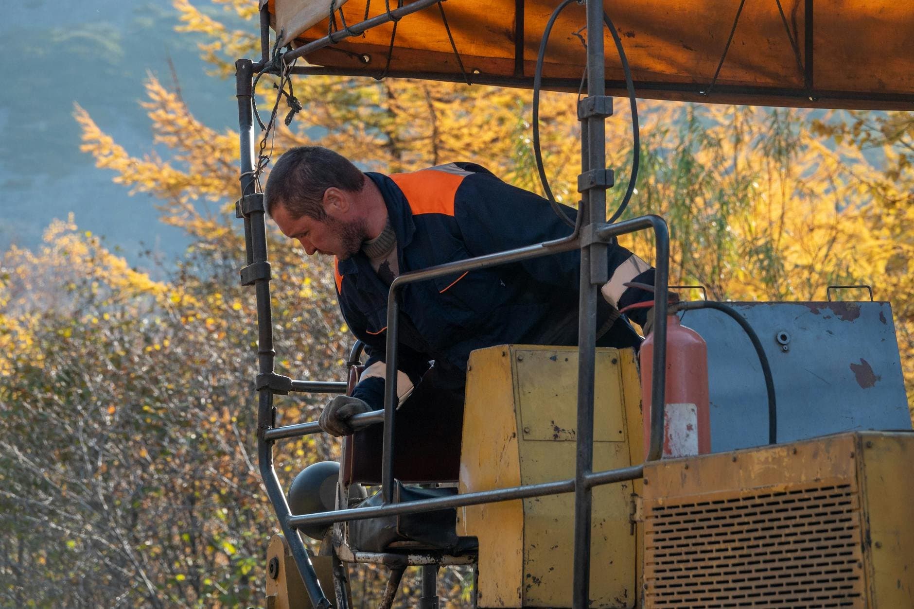 Article Image: seasonal jobs (by Sergei Starostin)