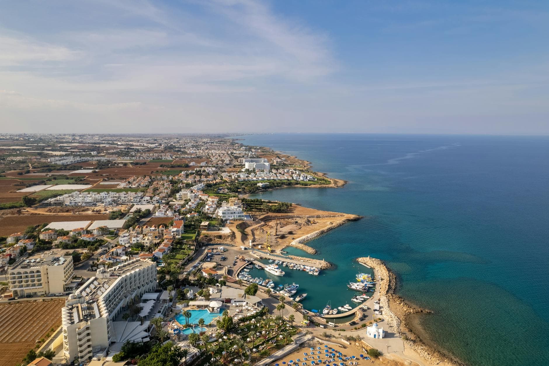 العمل في قبرص: الوظائف ودليل التوظيف 2026