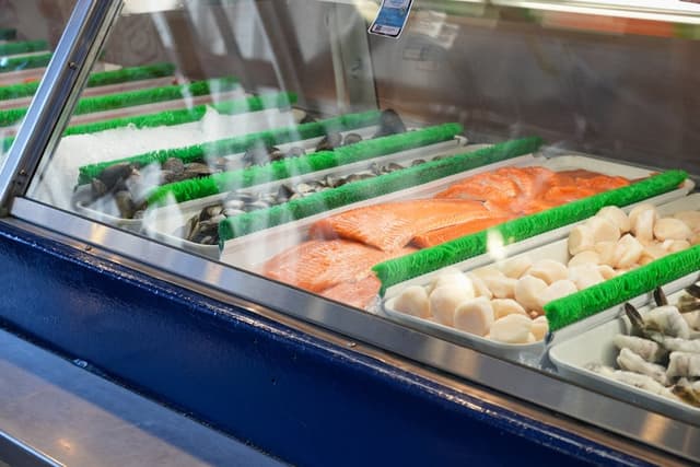 Assistente de Processamento de Peixe / Auxiliar de Balcão de Peixe